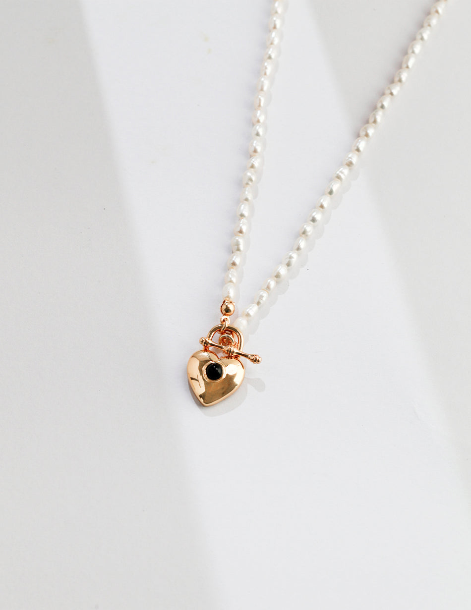 Minimal Romance – Heart Pearl Necklace